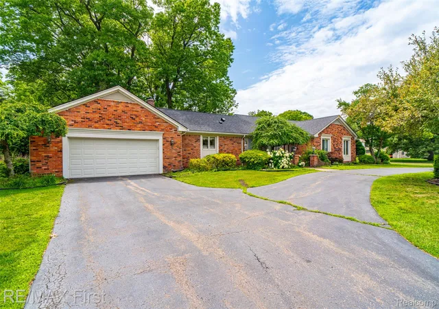 Photo 1 of Single family home for sale at 1899 Ledbury Dr, Bloomfield Hills, MI 48304 | MLS# 20261021020 | Listing updated on 2026-07-20