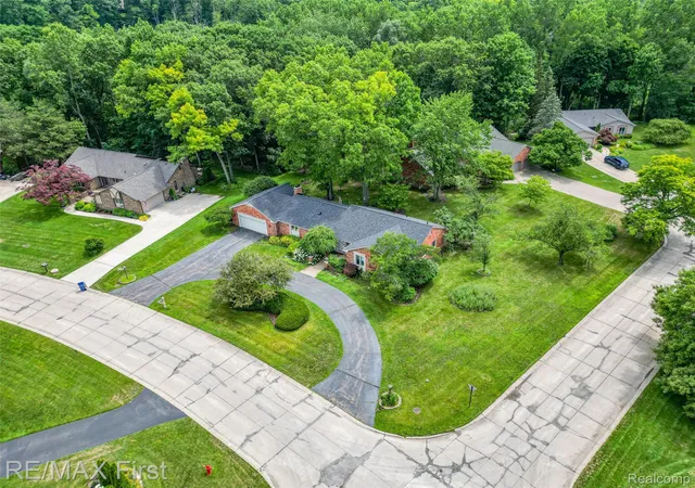 Photo 2 of Single family home for sale at 1899 Ledbury Dr, Bloomfield Hills, MI 48304 | MLS# 20261021020 | Listing updated on 2026-07-20