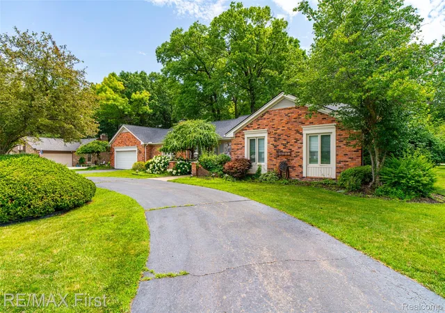 Photo 3 of Single family home for sale at 1899 Ledbury Dr, Bloomfield Hills, MI 48304 | MLS# 20261021020 | Listing updated on 2026-07-20
