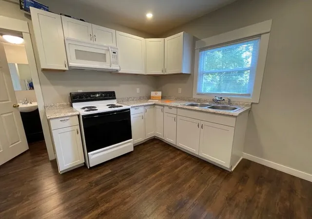 Homes for sale in Kalamazoo, MI | 136 N Berkley St, Kalamazoo, MI 49006 | MLS# 66026012978
