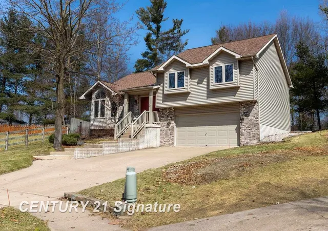 Photo 1 of Sale Pending at 5808 Lantern Ln, Midland, MI 48642 | MLS# 61050203124 | Listing updated on 2026-04-03