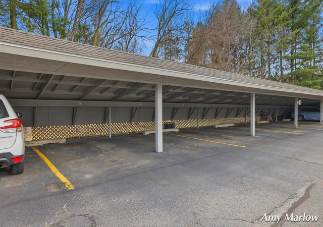 Homes for sale in Cascade Charter Township Kent, MI | 6716 Cascade Road, Cascade Charter Township Kent, MI 49546 | Houzeo