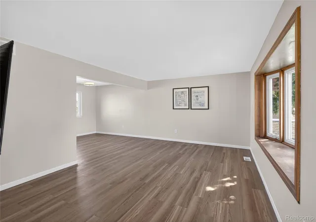 4th image of 4667 Bloomfield Dr, Sterling Heights, MI 48310 | MLS# 20261021367