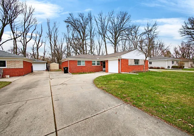3rd image of 23245 Tuck Rd, Farmington Hills, MI 48336 | MLS# 81026013144