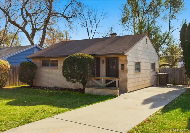 Photo 2 of Single family home for sale at 241 W Ann Arbor Ave, Pontiac, MI 48340 | MLS# 20261021754 | Listing updated on 2026-09-09
