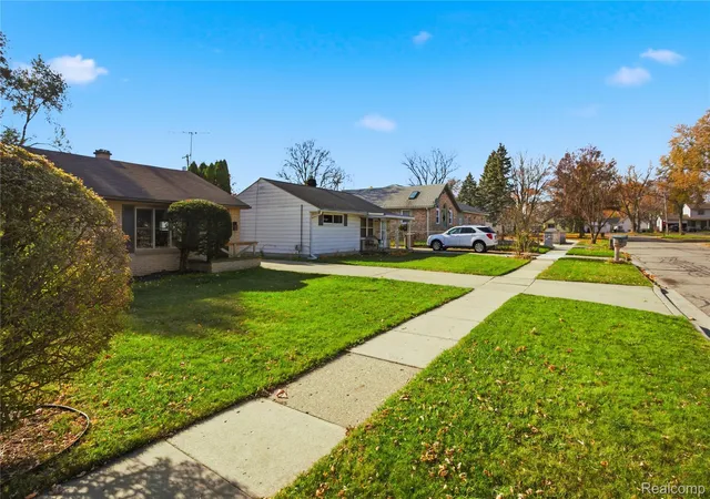 Photo 4 of Single family home for sale at 241 W Ann Arbor Ave, Pontiac, MI 48340 | MLS# 20261021754 | Listing updated on 2026-09-09