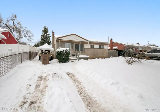 Photo 2 of Single family home for sale at 520 Linda Vista Dr, Pontiac, MI 48342 | MLS# 20261021763 | Listing updated on 2026-10-07