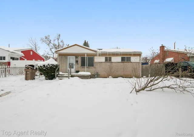 Photo 3 of Single family home for sale at 520 Linda Vista Dr, Pontiac, MI 48342 | MLS# 20261021763 | Listing updated on 2026-10-07