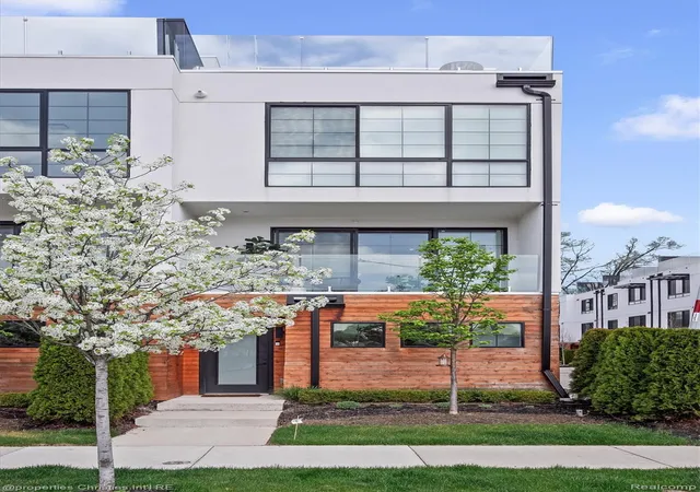 3rd image of 533 E Harrison Ave, Royal Oak, MI 48067