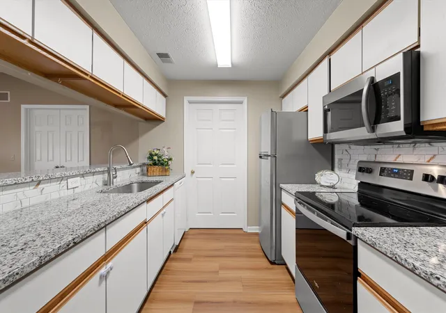Listing Photo 5 - Condo for sale in building located at 1755 Weatherstone Dr, Ann Arbor, MI 48108