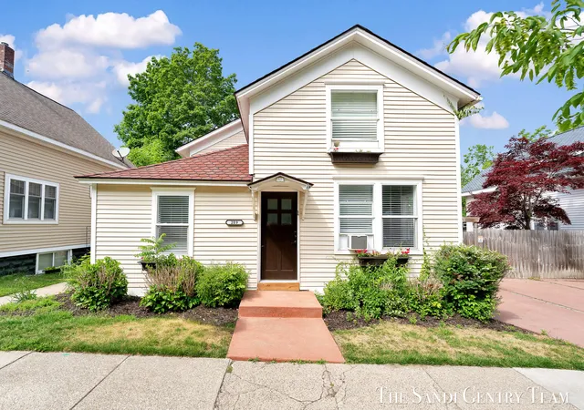 3rd image of 209 Clinton Ave, Grand Haven, MI 49417 | MLS# 71026013492