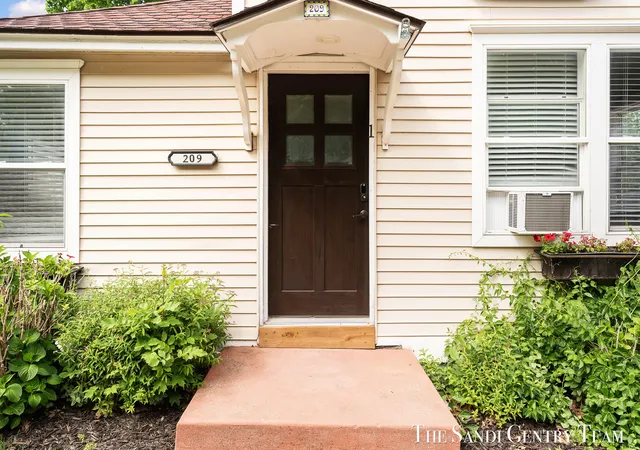 4th image of 209 Clinton Ave, Grand Haven, MI 49417 | MLS# 71026013492