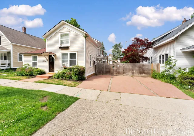 5th image of 209 Clinton Ave, Grand Haven, MI 49417 | MLS# 71026013492