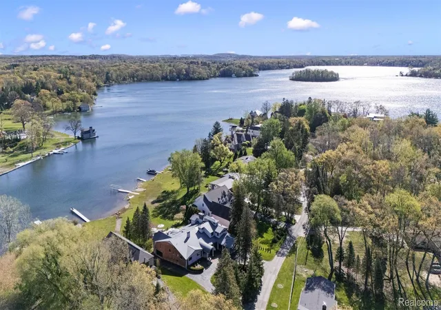 Homes for sale in Lake Angelus, MI | 2440 Lake Angelus Ln, Lake Angelus, MI 48326 | MLS# 20261021824