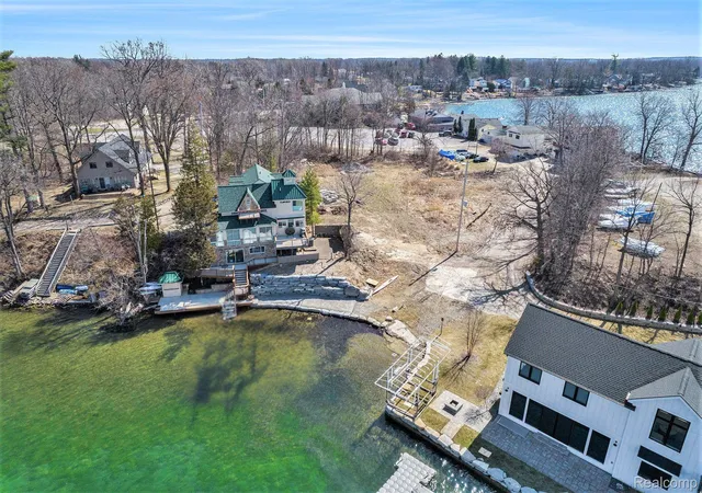 3rd image of 2294 Sonora Dr, Fenton, MI 48430 | MLS# 20261021872