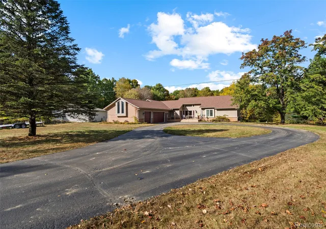 Photo 4 of Single family home for sale at 7286 Pine Knob Rd, Clarkston, MI 48348 | MLS# 20261022107 | Listing updated on 2026-10-07