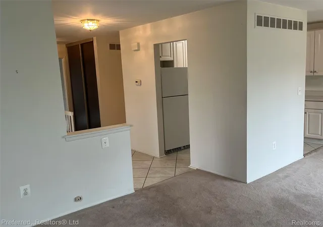 Listing Photo 4 - Condo for sale in building located at 40592 Newport Dr, Plymouth, MI 48170 - Unit #125