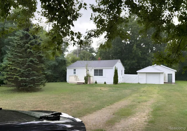 Photo 3 of Single family home for sale at 7189 Lakeshore Rd, Fort Gratiot, MI 48059 | MLS# 20261022313 | Listing updated on 2026-08-31