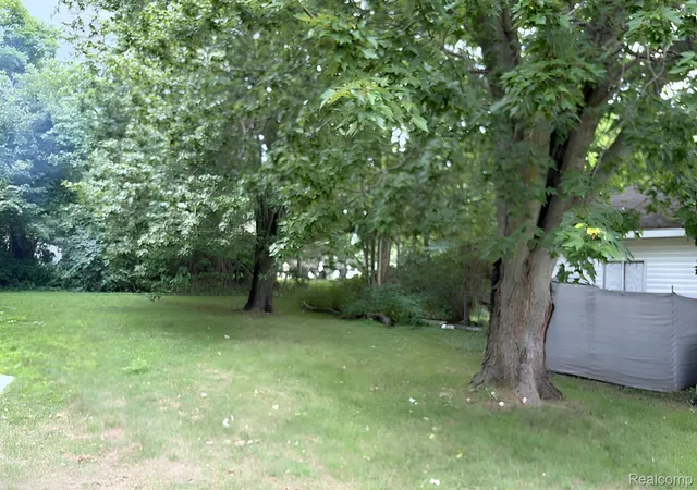 Photo 4 of Single family home for sale at 7189 Lakeshore Rd, Fort Gratiot, MI 48059 | MLS# 20261022313 | Listing updated on 2026-08-31