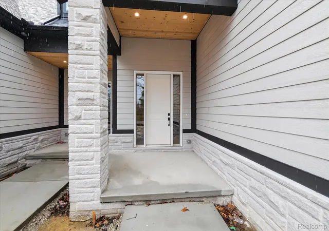 Photo 2 of Condo for sale at 546 Maplehill Rd, Rochester Hills, MI 48306 | MLS# 20261022431 | Listing updated on 2026-10-08