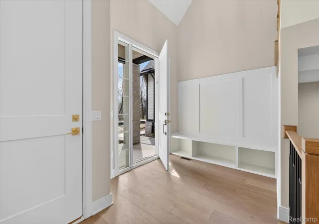 Listing Photo 4 - Condo for sale in building located at 546 Maplehill Rd, Rochester Hills, MI 48306
