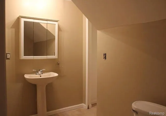 Listing Photo 2 - Condo for sale in building located at 98 Eldredge St, Mount Clemens, MI 48043