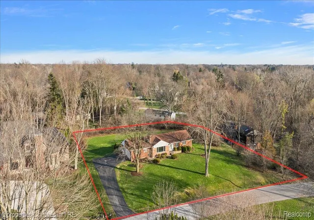 Photo 2 of Single family home for sale at 5753 N Kilbrennan Rd, Bloomfield Charter Township Oakland, MI 48301 | MLS# 20261022981 | Listing updated on 2026-10-18