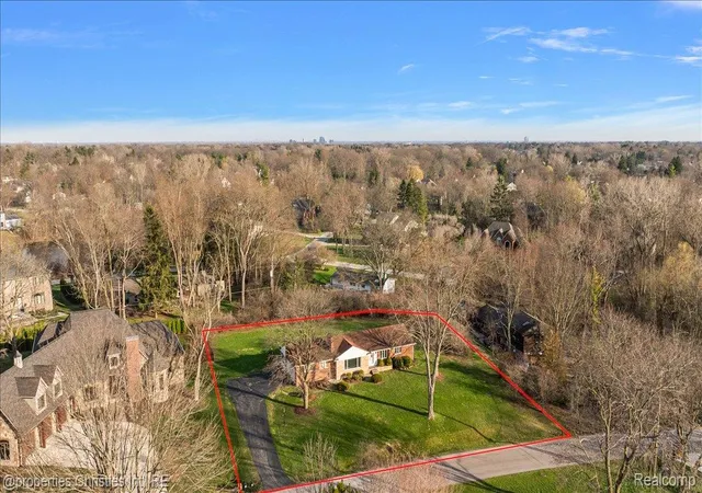 Photo 3 of Single family home for sale at 5753 N Kilbrennan Rd, Bloomfield Charter Township Oakland, MI 48301 | MLS# 20261022981 | Listing updated on 2026-10-18