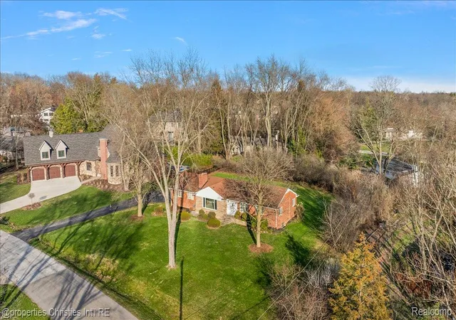 Photo 3 of Single family home for sale at 5753 N Kilbrennan Rd, Bloomfield Charter Township Oakland, MI 48301 | MLS# 20261022981 | Listing updated on 2026-10-18