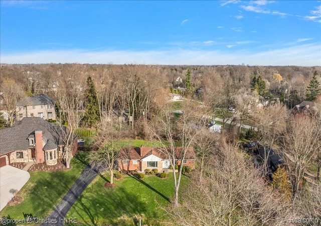Photo 4 of Single family home for sale at 5753 N Kilbrennan Rd, Bloomfield Charter Township Oakland, MI 48301 | MLS# 20261022981 | Listing updated on 2026-10-18