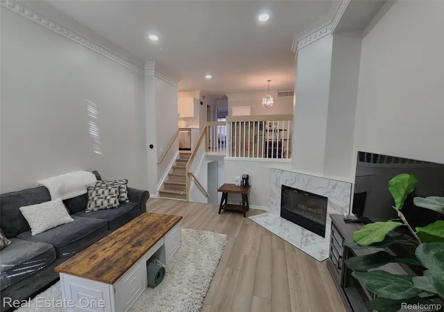 Listing Photo 3 - Condo for sale in building located at 1341 S Washington Ave, Royal Oak, MI 48067