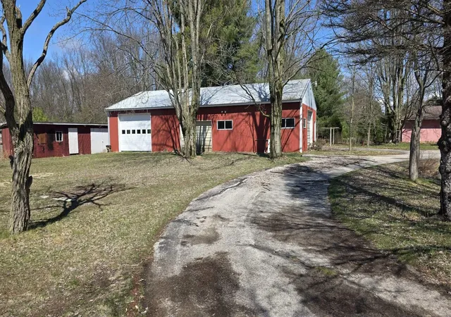 Photo 4 of Single family home for sale at 9945 US 31, Free Soil, MI 49411 | MLS# 67026014067 | Listing updated on 2026-09-29