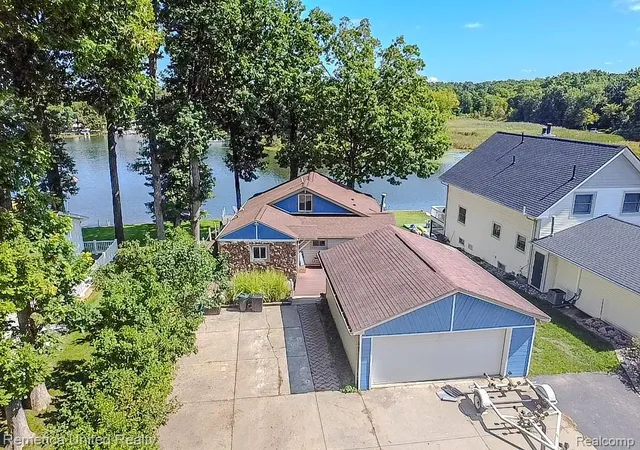 Photo 1 of Sale Pending at 16431 Oak Hl Dr, Fenton, MI 48430 | MLS# 20261023282 | Listing updated on 2026-09-09