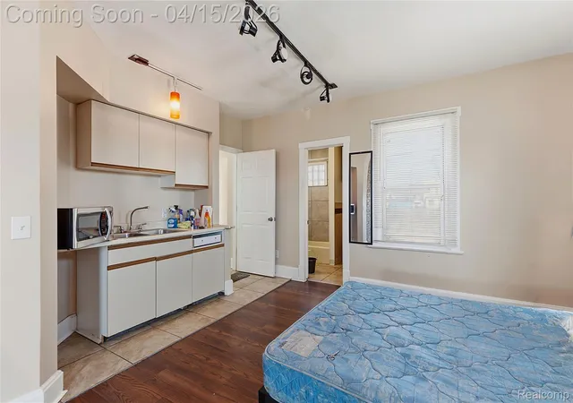 Listing Photo 5 - Condo for sale in building located at 11429 E 8 Mile Rd, Warren, MI 48089