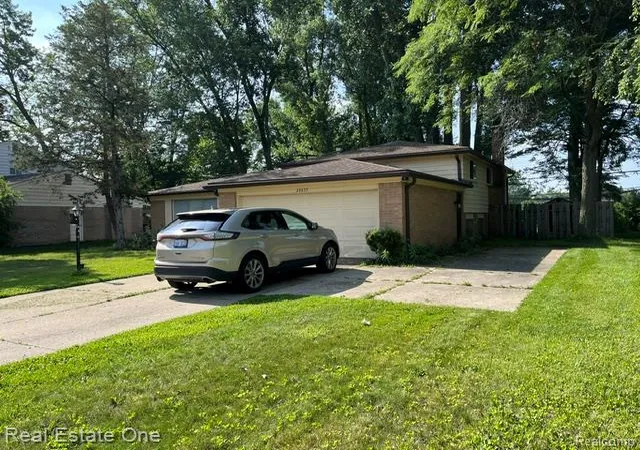 Photo 2 of Single family home for sale at 28835 Murray Crescent Dr, Southfield, MI 48076 | MLS# 20261023326 | Listing updated on 2026-07-07