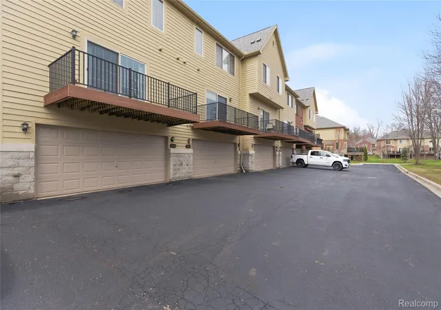 Listing Photo 2 - Condo for sale in building located at 53106 Celtic Dr, Utica, MI 48315 - Unit #