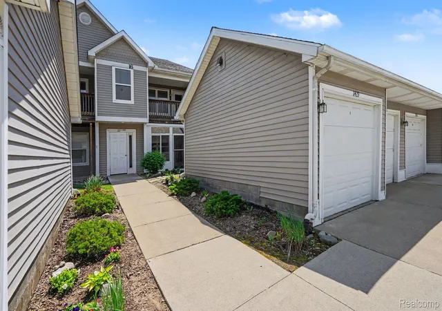 3rd image of 1429 Millbrook Trl, Ann Arbor, MI 48108