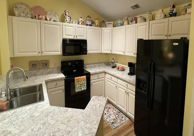 5th image of 732 W Barrington Cir, Jackson, MI 49203