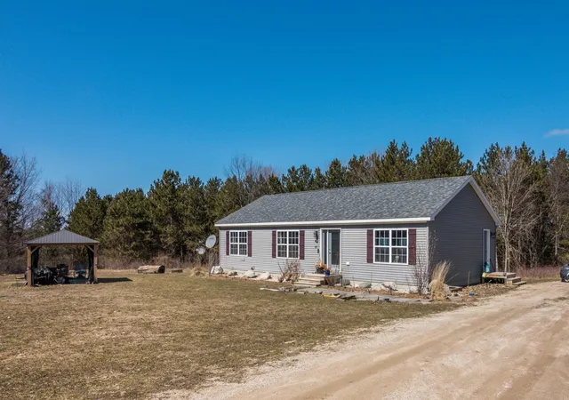 Photo 3 of Single family home for sale at 11782 Brettonwood Hts Dr, Rapid City, MI 49676 | MLS# 78080066695 | Listing updated on 2026-07-11