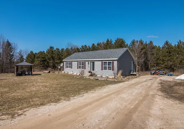 Photo 3 of Single family home for sale at 11782 Brettonwood Hts Dr, Rapid City, MI 49676 | MLS# 78080066695 | Listing updated on 2026-07-11
