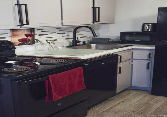 4th image of 8900 E Jefferson Ave #123, Detroit, MI 48214 | MLS# 20261024102