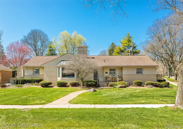 Photo 1 of Sale Pending at 2135 Vinsetta Blvd, Royal Oak, MI 48073 | MLS# 20261024159 | Listing updated on 2026-07-07
