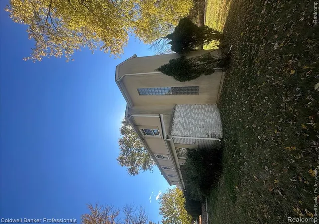 Photo 7 of Single family home for sale at 29585 Woodhaven Ln, Southfield, MI 48076 | MLS# 20261024267 | Listing updated on 2026-08-03