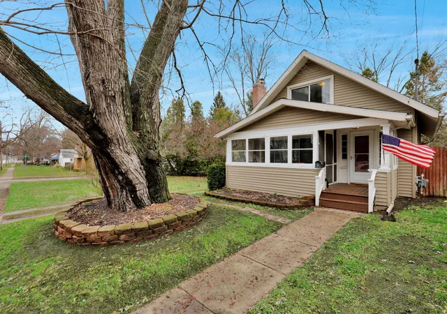 Photo 1 of Sale Pending at 609 S Park Blvd, Lansing, MI 48910 | MLS# 65026014940 | Listing updated on 2026-04-29