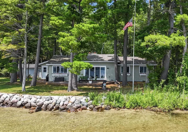 Photo 4 of Single family home for sale at 620 Lakewood Rd, Traverse City, MI 49685 | MLS# 78080066845 | Listing updated on 2026-07-31