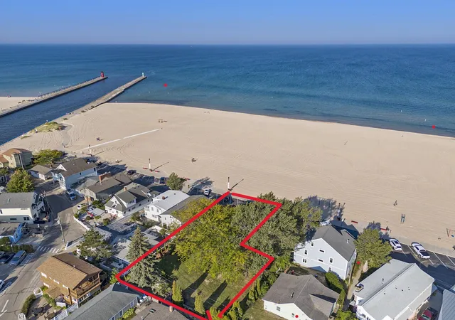 1st image of 30 Lakeshore Dr, South Haven, MI 49090 | MLS# 69026015030