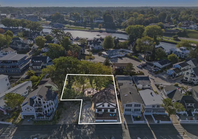 3rd image of 30 Lakeshore Dr, South Haven, MI 49090 | MLS# 69026015030