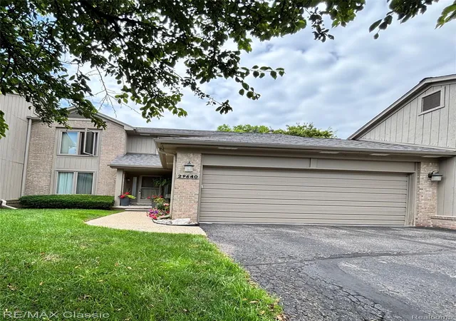 Listing Photo 3 - Condo for sale in building located at 29640 Vis Ct, Farmington Hills, MI 48331