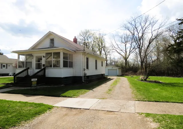 Homes for sale in Jackson, MI | 1424 Locust St, Jackson, MI 49203 | MLS# 55026015270