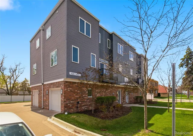 Listing Photo 3 - Condo for sale in building located at 4221 W 14 Mile Rd, Royal Oak, MI 48073
